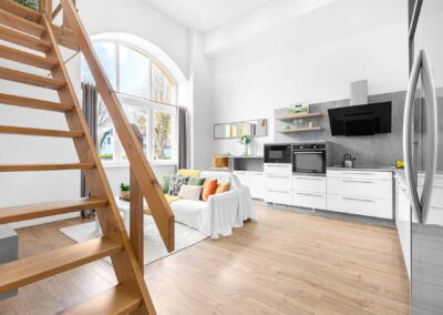 Byt 2+kk, Železnice