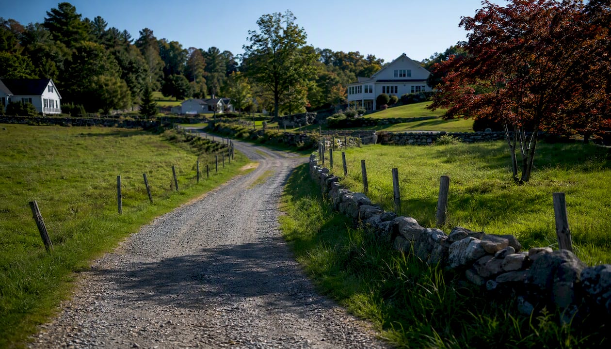 1787218511758_Access-gravel-road-to-rural-property Příjezdová šotolinová cesta k venkovské nemovitosti