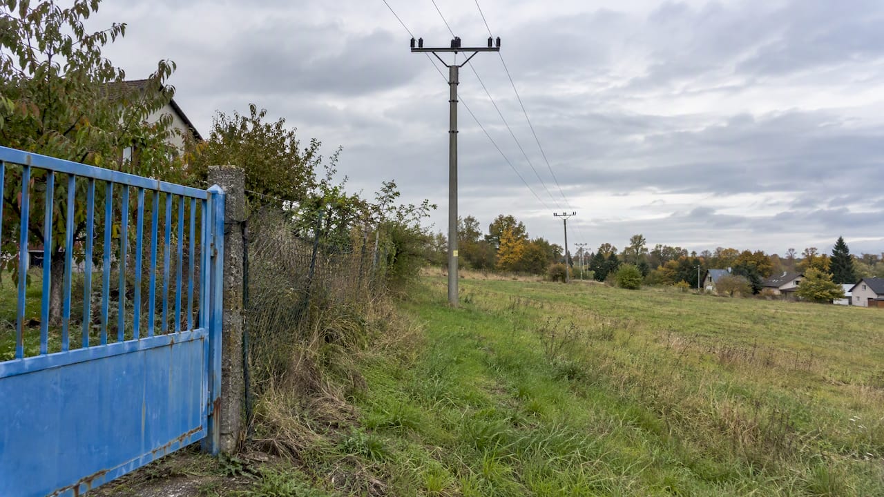 1792760463237_Venkovni-elektricke-vedeni-podel-stavebniho-pozemku Venkovní elektrické rozvody podél stavebního pozemku
